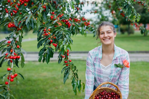 niña recogiendo cerezas en el jardín