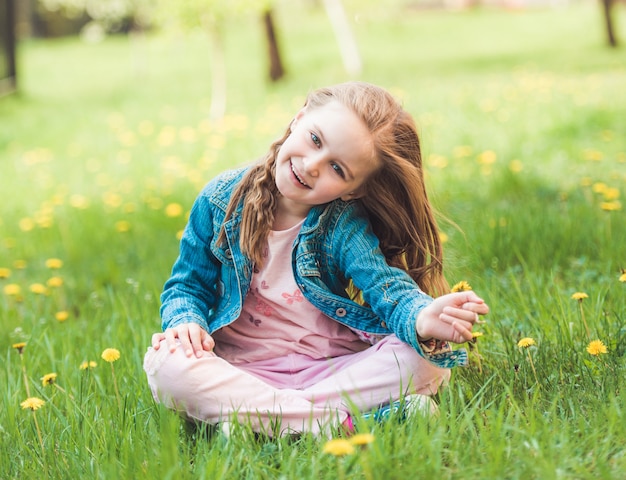 Niña recogiendo flores