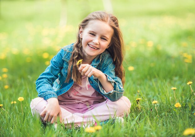 Niña recogiendo flores