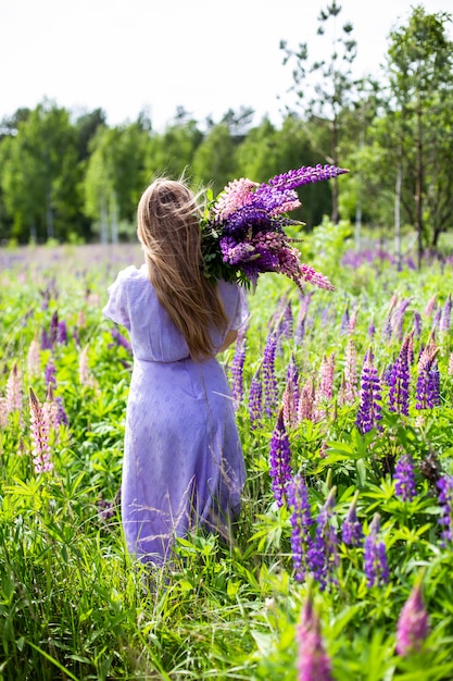 niña recogiendo flores