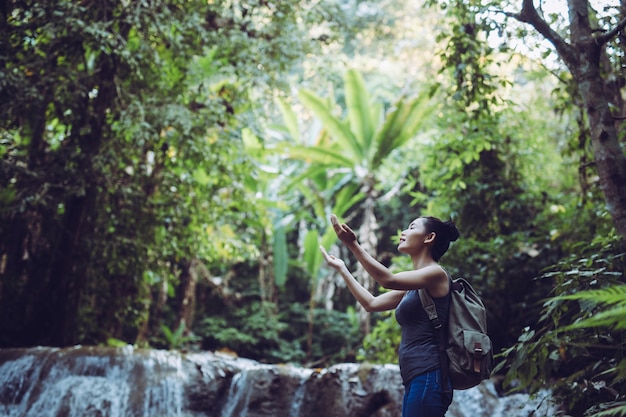 Foto la niña se refresca en los arroyos de la selva.