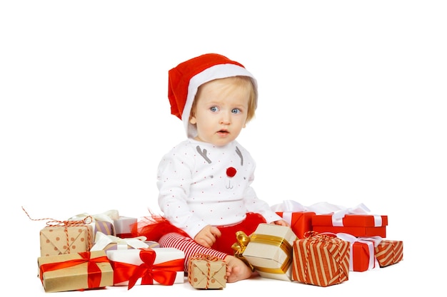 Niña y regalo aislado en blanco