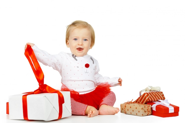 Niña y regalo aislados en blanco