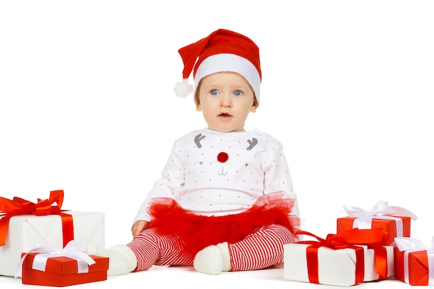 Niña y regalo aislados en blanco