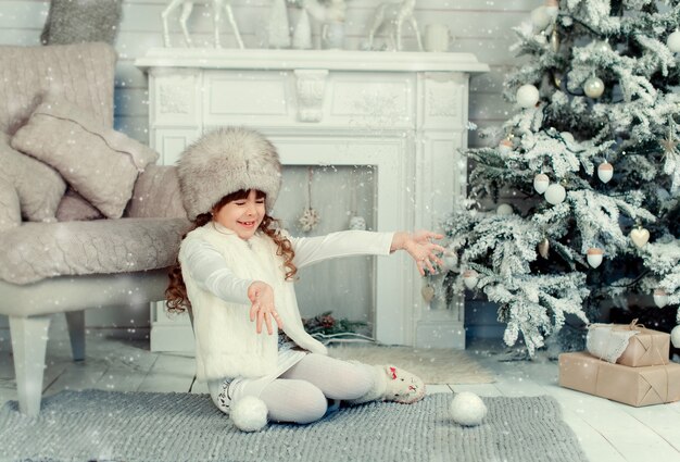 niña con un regalo de año nuevo