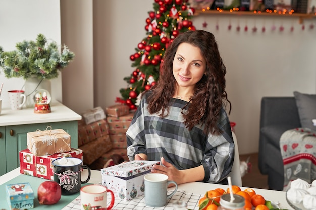 niña con un regalo en la cocina de navidad