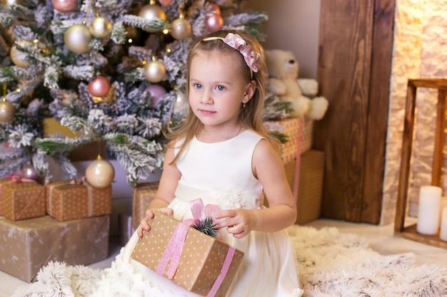 Niña con regalo de Navidad en casa