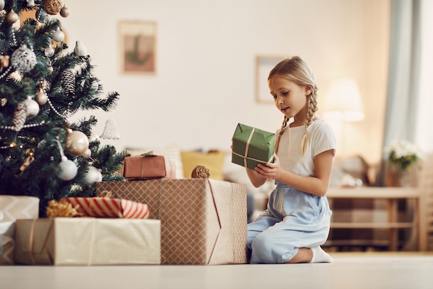 Niña con regalos de navidad