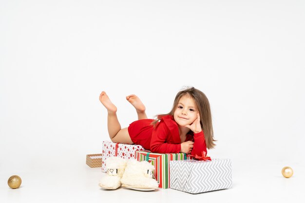 Una niña con regalos de Santa Claus.