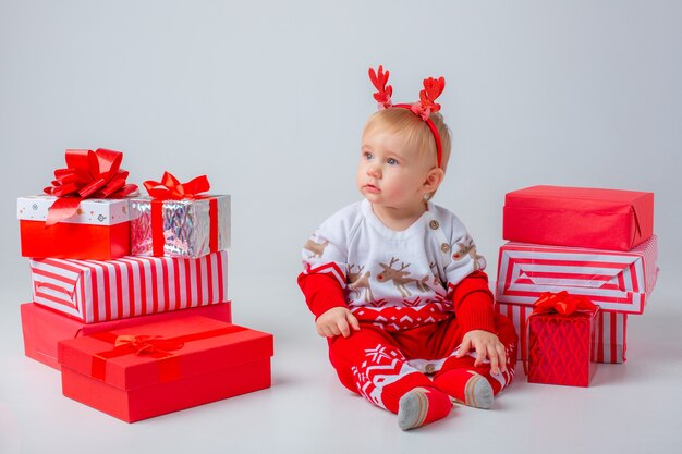 Niña con regalos sobre un fondo blanco aislado Navidad año nuevo