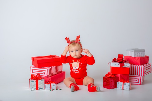 Niña con regalos sobre un fondo blanco aislado Navidad año nuevo