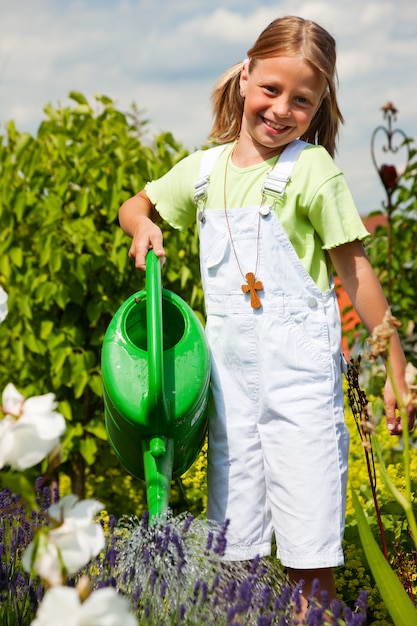 Niña regando las flores