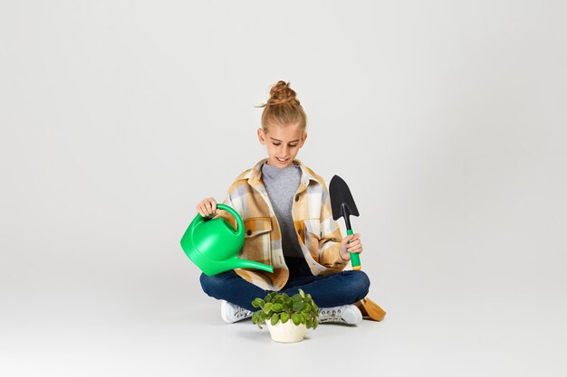 Niña regando las plantas en una maceta