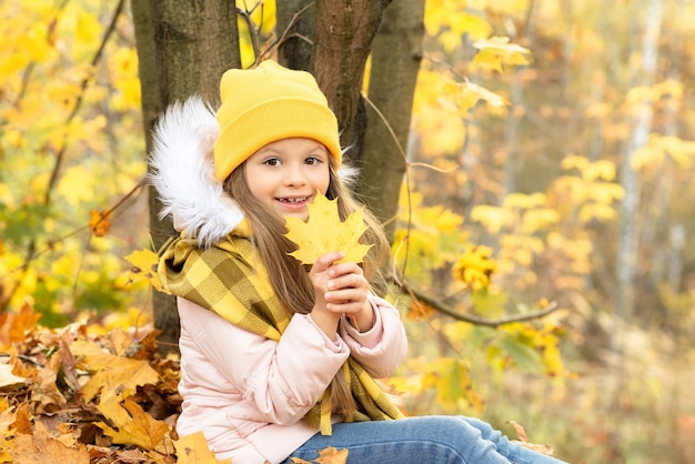 Una niña se regocija con el próximo otoño.