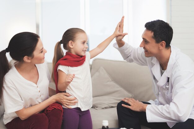 La niña se resfrió. Su madre llamó al médico.