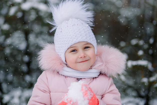 Niña retrato de invierno en la naturaleza