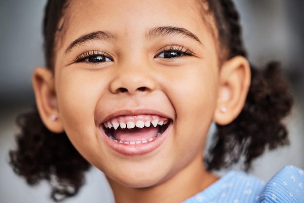 Niña y retrato macro con sonrisa de salud dental feliz en la cara en la juventud y la infancia Emocionada salud y felicidad del joven negro con buena higiene bucal y dientes sanos sonriendo