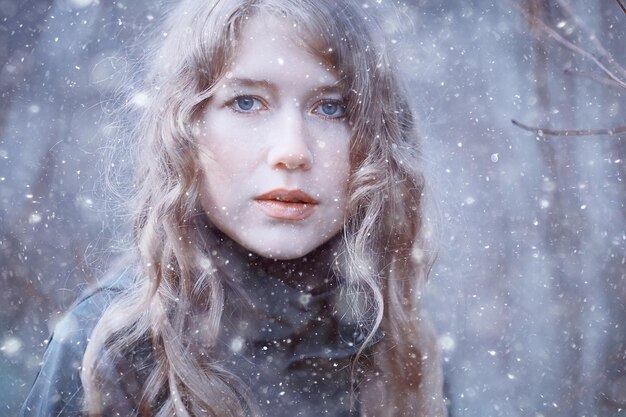 niña retrato romántico primera nieve otoño, copos de nieve fondo borroso invierno estacional