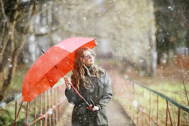 niña retrato romántico primera nieve otoño, copos de nieve fondo borroso invierno estacional