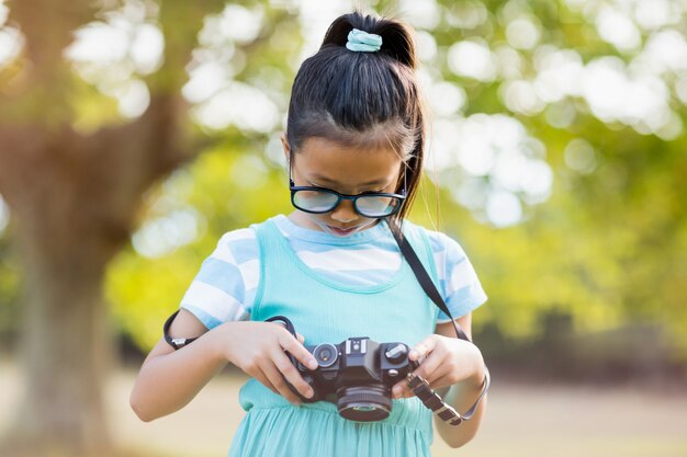 Niña revisando una fotografía en la cámara