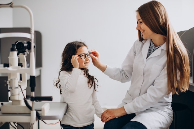 Niña revisando su vista en el centro de oftalmología