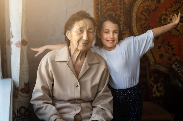 una niña se ríe con su bisabuela