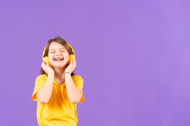 Niña riendo mientras escucha música