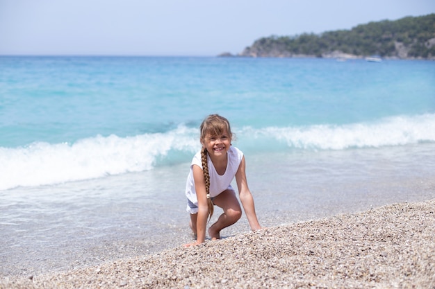 Niña riendo en la playa