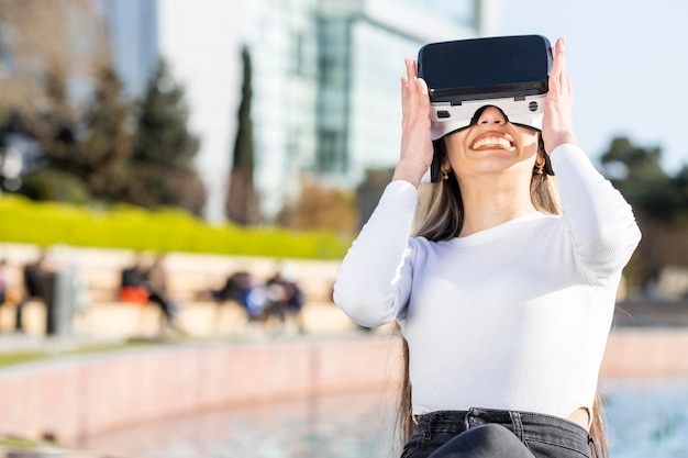 Niña riendo y usando vr set Foto de alta calidad