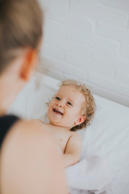 Niña riéndose de la madre