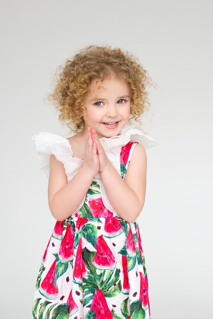 niña rizada sonriendo en blanco