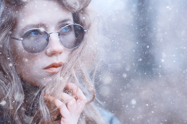 Niña romántica retrato primera nieve otoño