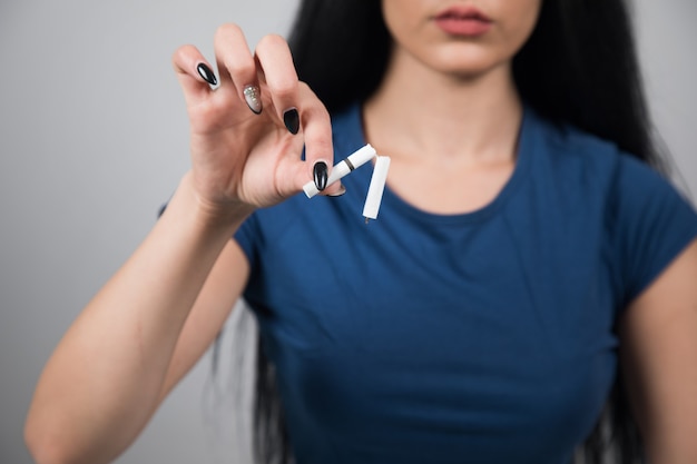 Niña rompe un cigarrillo