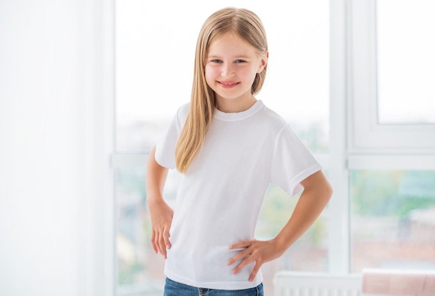 Niña con ropa blanca nueva