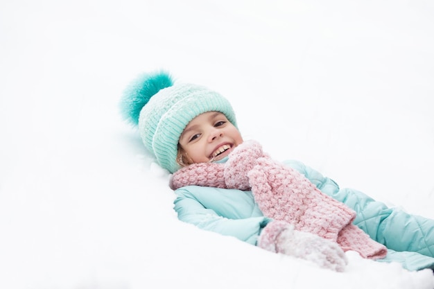 Foto niña en ropa de invierno