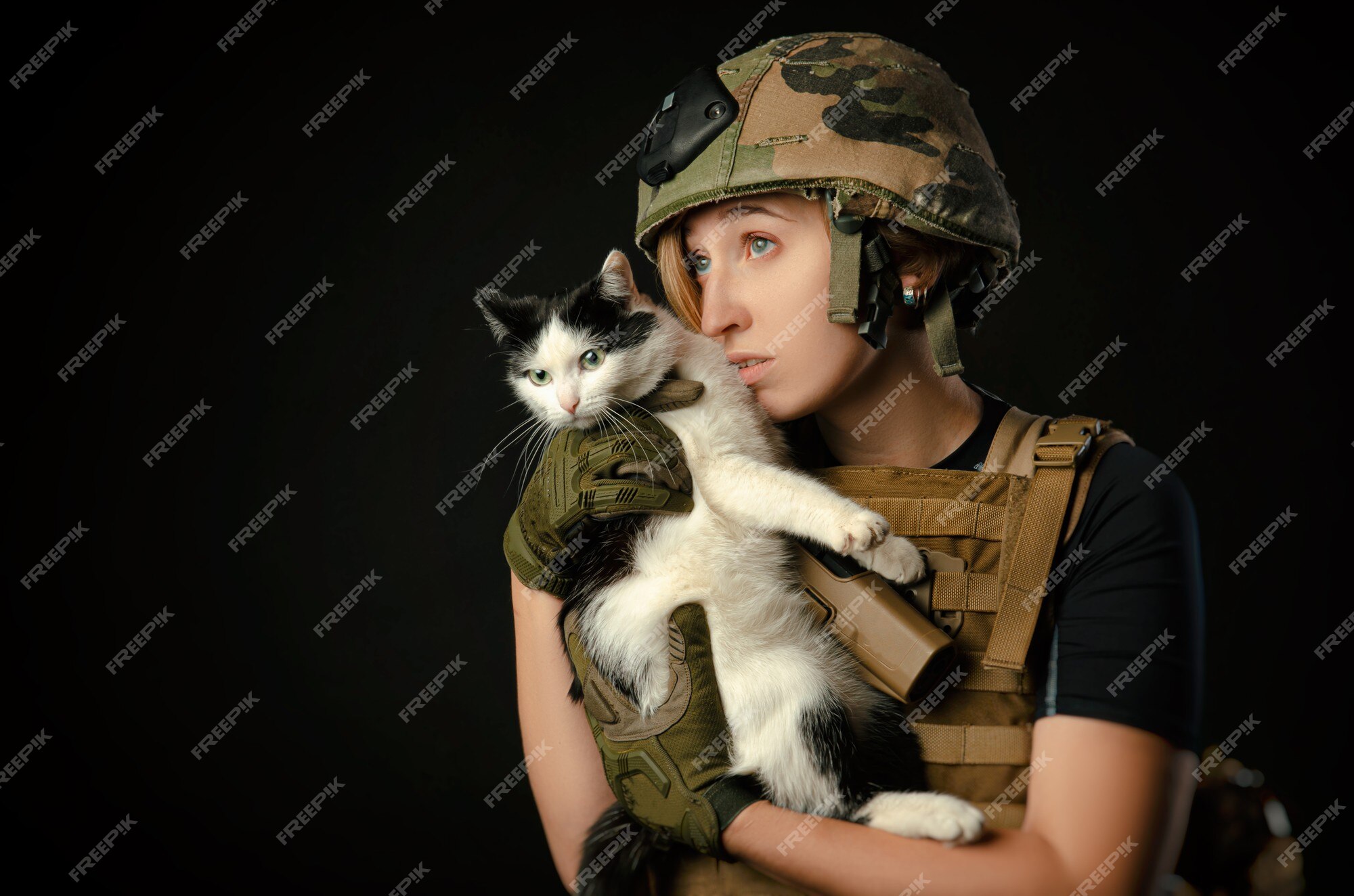 Una niña militar y un casco un gato. | Foto Premium