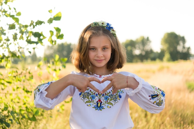 niña en ropa nacional ucraniana - vyshyvanka. Ucrania, niño en la naturaleza