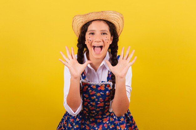 Niña con ropa típica de Festa Junina sorprendida wow increíble increíble Para el Festival do Arraia