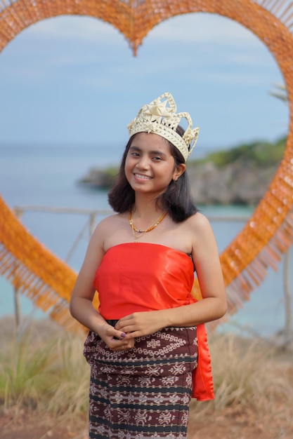 niña con ropa tradicional de la isla sabu