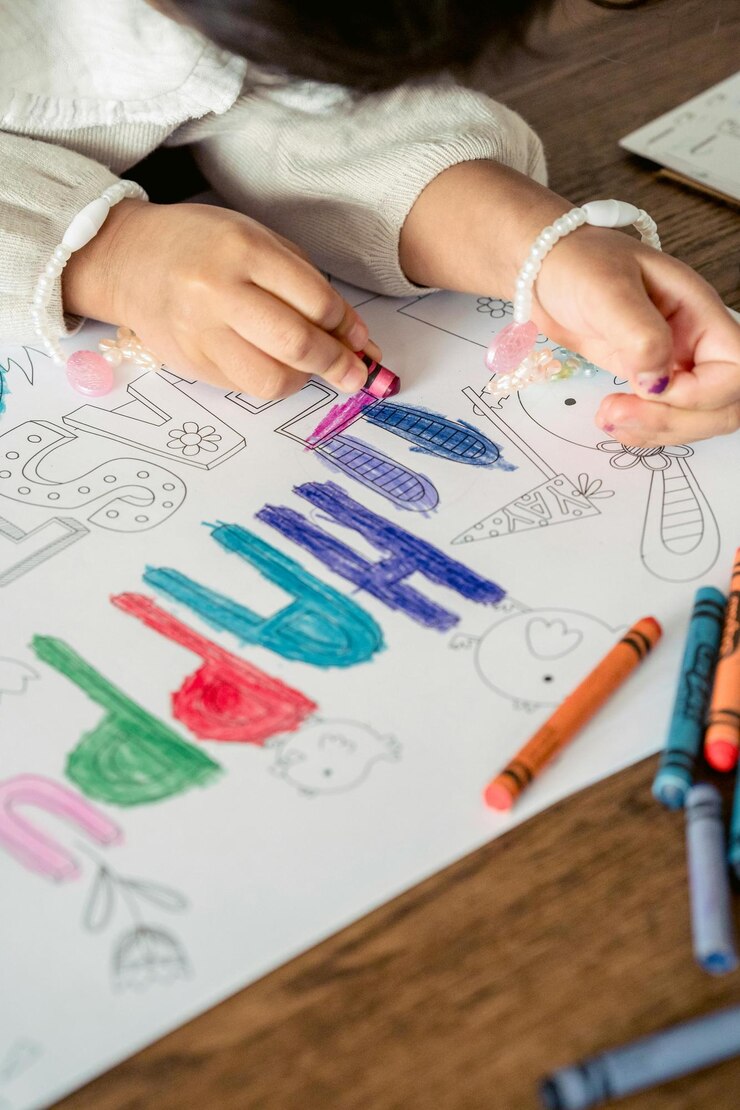 Foto niña sin rostro dibujando con lápiz de colores el día de pascua