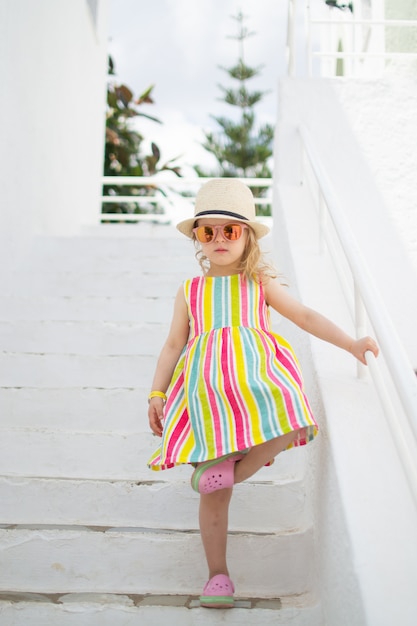 Niña rubia caucásica caminando con ropa de verano