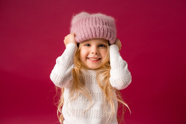 niña rubia en un gorro de punto