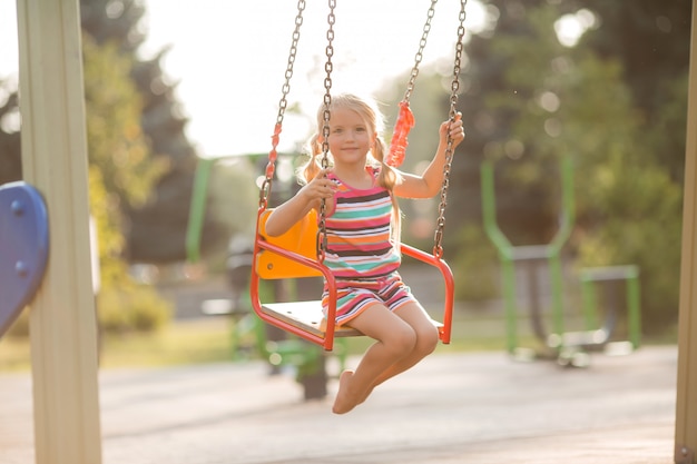 niña rubia jugando en una ciudad infantil