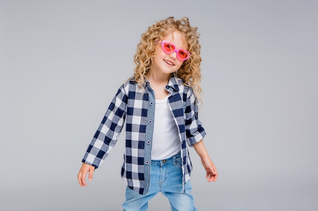 niña rubia niña en gafas rosa sonriendo