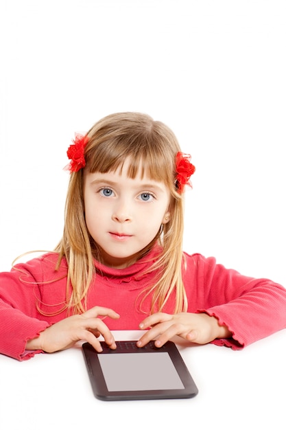 Niña rubia del niño con el retrato de la PC del tablat del ebook