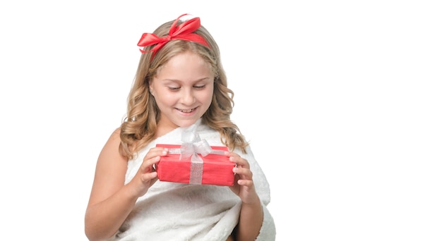 Niña rubia con un regalo