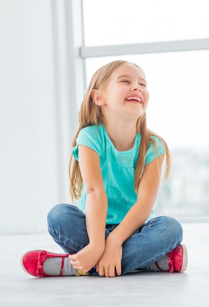 Niña rubia en sala de luz