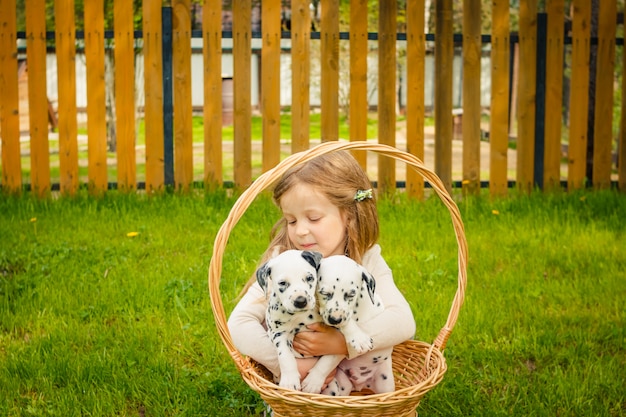 Una niña rubia con su perro al aire libre en el parque.