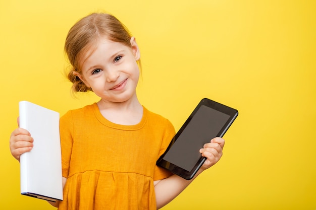 Una niña rubia con un vestido amarillo sobre amarillo