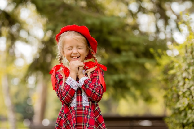 Niña rubia con un vestido rojo